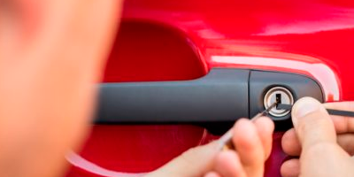 cerrajero en Tarragona abriendo puerta de coche